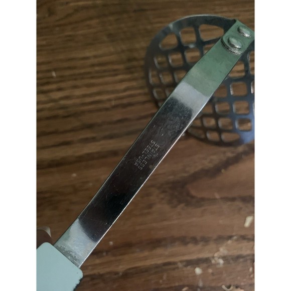 POTATO MASHER HOUSEHOLD USA VINTAGE MASHED UTENSIL STAINLESS STEEL PLASTIC. - Picture 4 of 4